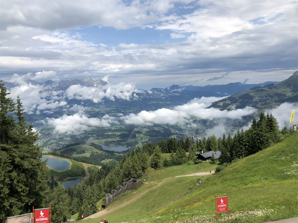 Blick vom Hahnenkamm über den Schwarzsee hinunter ins Tal, im Hintergrund der Wilde Kaiser
